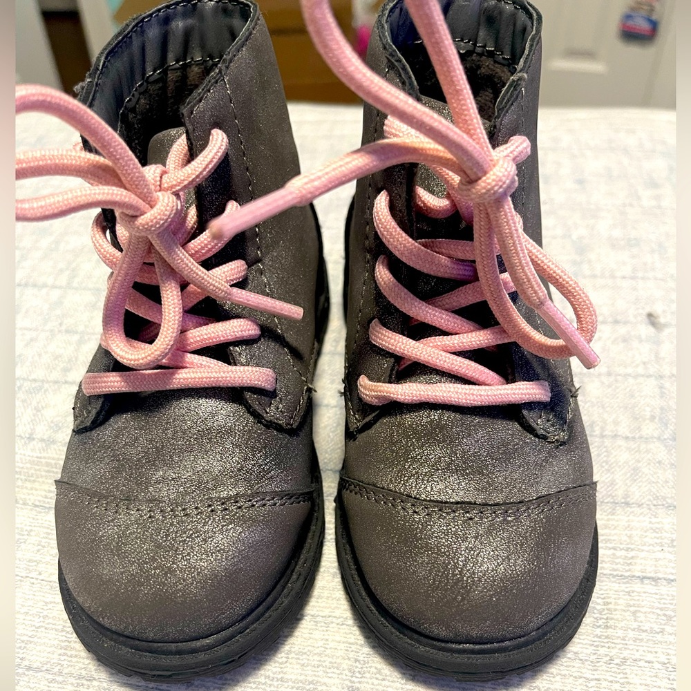 Oshkosh toddler girl size 7 boots. Gray with pink lace.
